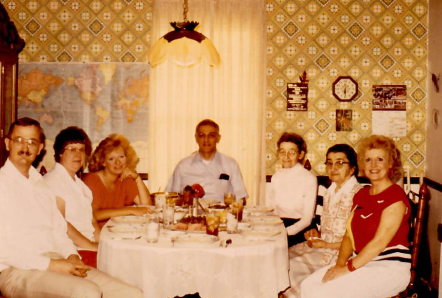 Jim, Bev, Barb, Fred, Mom, Aunt Frieda and Gail at mom's